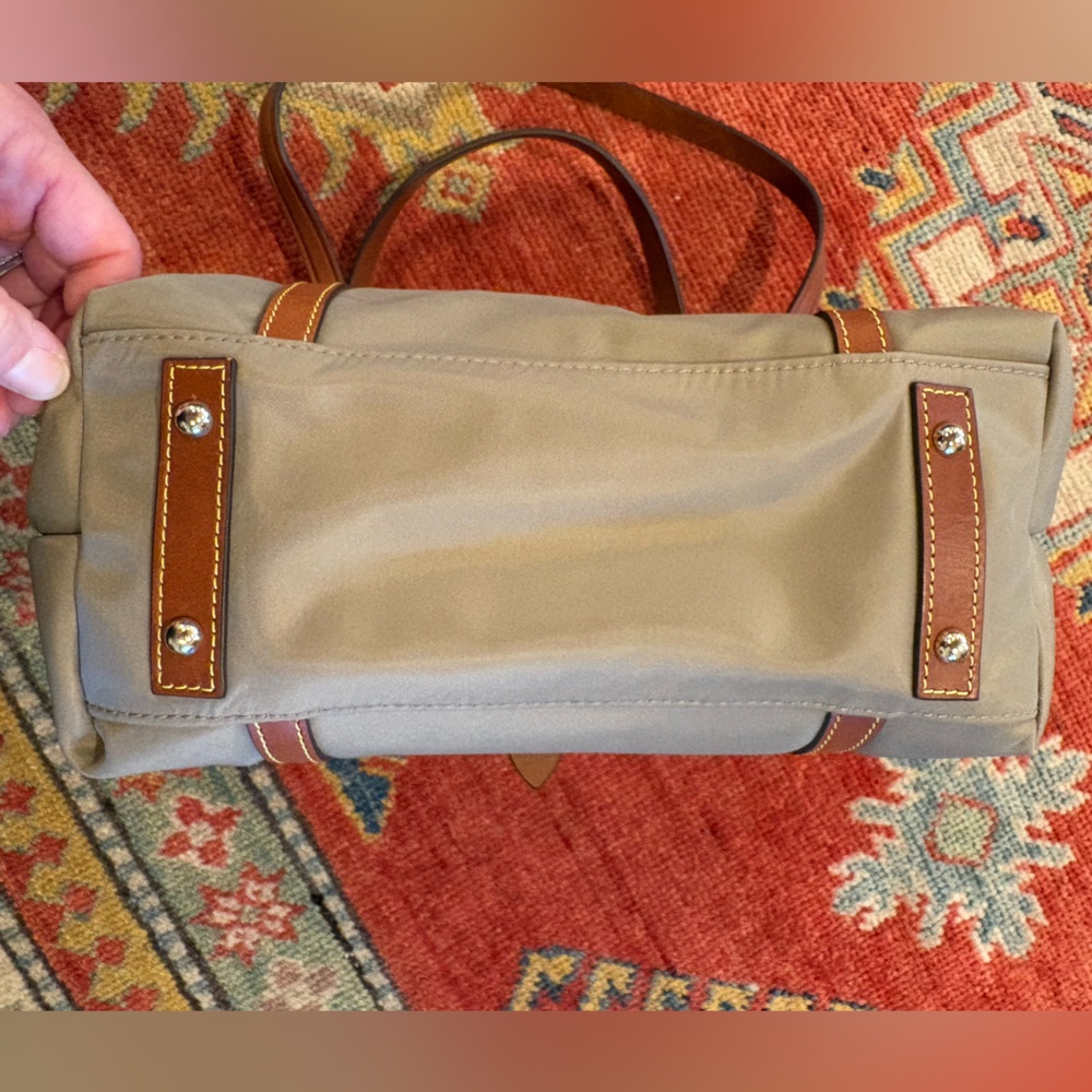 Med./Large DOONEY & BOURKE Khaki Nylon Tote w/brown leather straps/accents — EUC - Picture 8 of 14